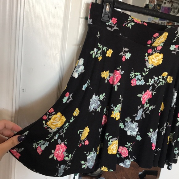 Black floral print skater skirt - Picture 2 of 3
